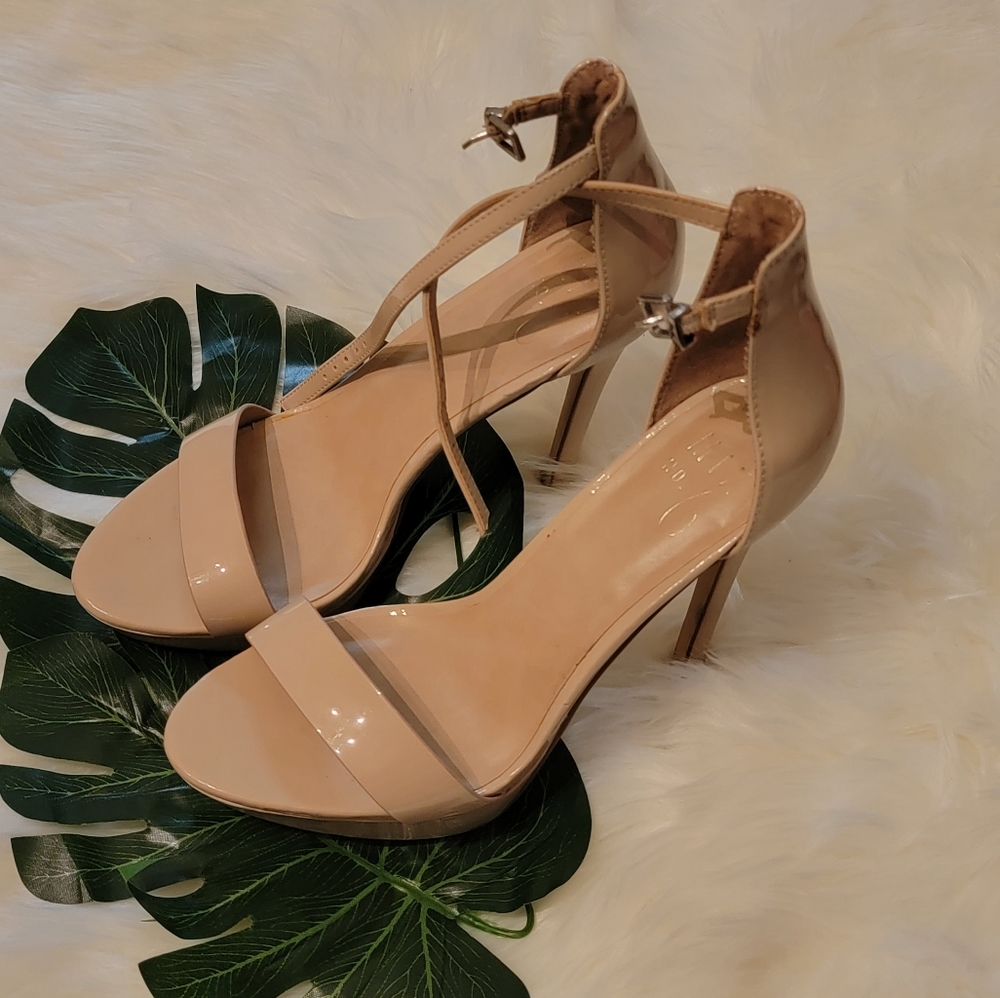 Very Cute Nude Sandals in Size 7